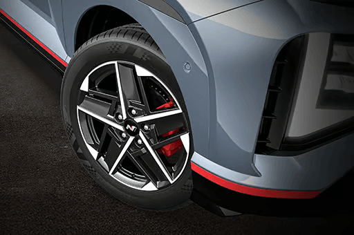 R17 (D = 436.6 mm) diamond cut alloy wheel with N emblem