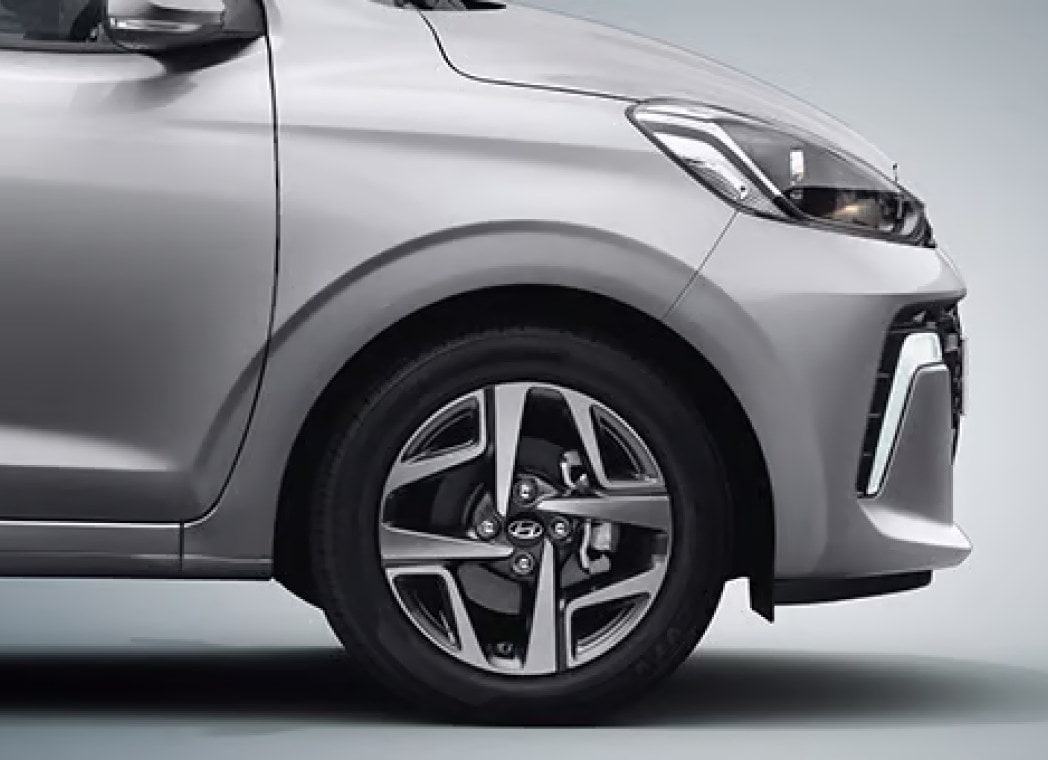 R15 (D =380.2 mm) Diamond cut alloy wheels
