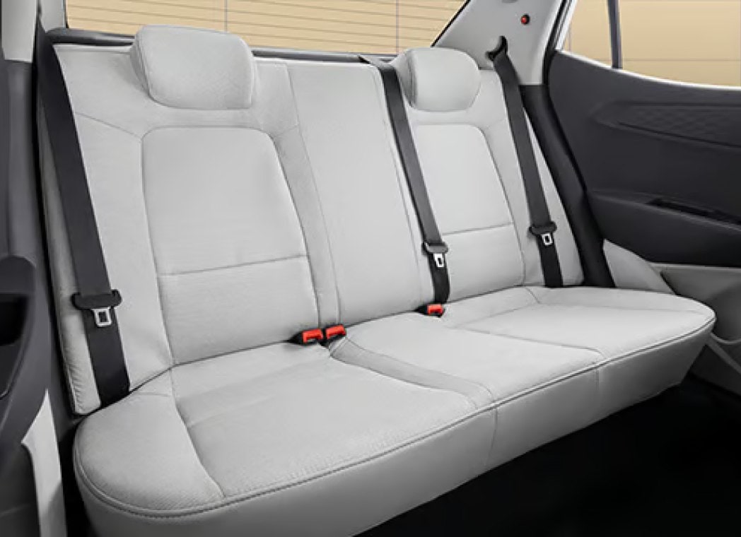 Spacious legroom & kneeroom