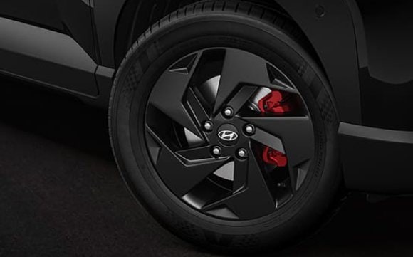 R16 (D = 405.6 mm) Black painted alloys with red brake calipers (Front and rear)