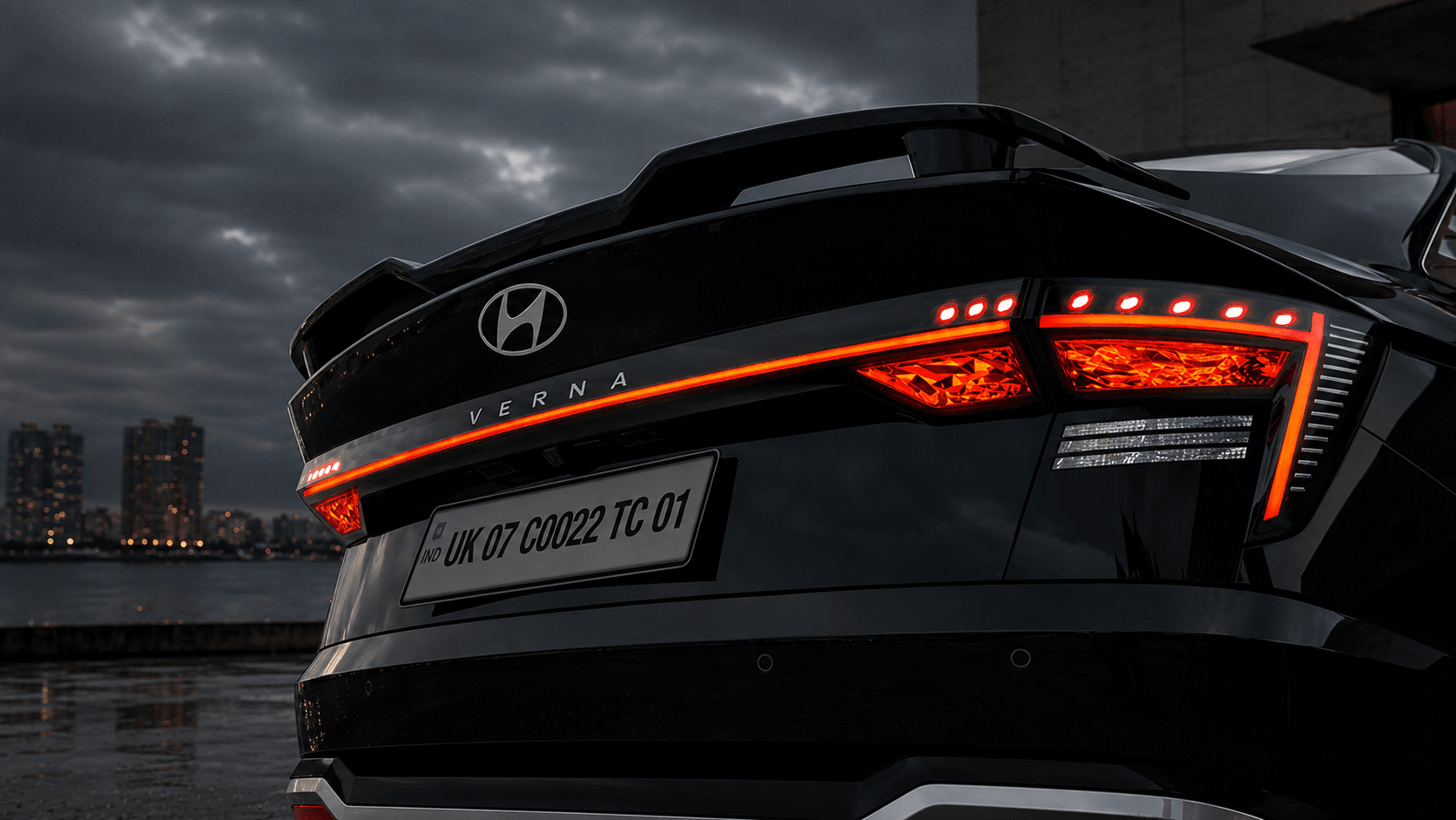 Aerodynamic rear spoiler